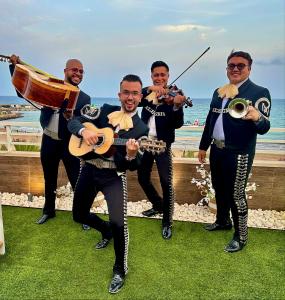 "Madrid se viste de Mexico con Mariachi Alegría, las mejores presentaciones, no dudéis en llamarlos!".  Daniela Mella