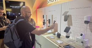 Besucher erkunden das Flaggschiff Dreame NAVO Elite 1 OutCam auf der Messe.
