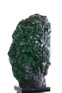 One of the largest and most valuable emerald "cangas" ever found in Brazil will be sold in an online auction by the Positivo Leilões platform (www One of the largest and most valuable emerald "cangas" ever found in Brazil will be sold in an online auction for USD 19 milion.