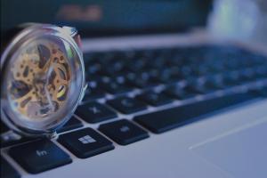 The watch shows us the time to rest in working with the computer at the office desk