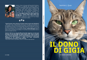 COPERTINA DEL LIBRO "IL DONO DI GIGIA" COPERTINA ANTERIORE (Front Cover): Un ritratto ravvicinato di Gigia che fissa intensamente il lettore. I suoi ipnotici occhi verde smeraldo sono in primo piano, catturati in un momento di diretta connessione con chi