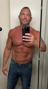 Eric Kaasa flexing abdominal muscles