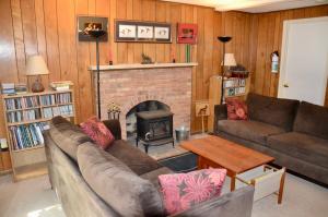 4 BR/2.5 BA home on .26 +/- acre cul-de-sac lot in the Hunters Creek subdivision of Fairfax County, VA. This home measures 1,810 +/- gross sf. and features an eat-in kitchen (all appliances convey); dining room; living room; den w/fireplace (wood stove conveys)