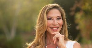 Global Humanitarian and Author, Vivian Glyck, Interviews JJ Virgin on The Bad Mom Podcast: Parenting The Anxious Generation