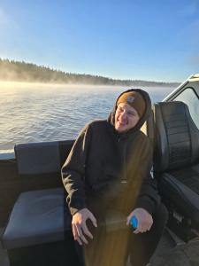 Country riser Chace Martin, also known as Chace Aspen, is lighting up the music scene with his newest single “Backseat Chillin,” a raw, atmospheric love story told from the hazy glow of midnight headlights and restless hearts