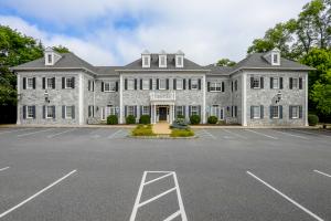Exterior of Rolling Hills Recovery Center facility in Chester, New Jersey, specializing in alcohol addiction treatment for professionals.