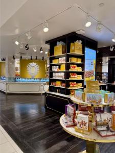 Bissinger’s Handcrafted Chocolatier, the legendary chocolate house with roots tracing back to 1668 in Paris, is proud to announce the opening of its flagship boutique on National Chocolate Day, October 28th, inside one of the world’s largest department stores- Macy’s Herald Square Bissinger’s Handcrafted Chocolatier boutique inside Macy’s Herald Square on the 6th floor, featuring a candy case, elegant chocolate displays, and beautifully arranged gift bags