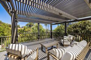 Outdoor patio at Alter Behavioral Health Women’s Center in Dana Point with comfortable seating and ocean breezes, offering a peaceful space for reflection.