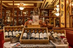 Interior del restaurante para festejar cumpleaños en Polanco, Au Pied de Cochon, con vinos tintos y ambiente francés.