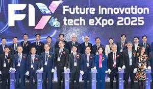 Daegu Metropolitan City held the opening ceremony of the 2025 Future Innovation Tech Expo (FIX 2025) on October 22 (Wednesday) at 10:30 a VIP attendees pose for a commemorative photo at the opening ceremony of the 2025 Future Innovation Tech Expo (FIX 2025)