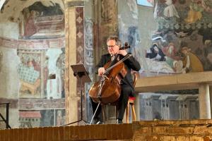 The Abbey of Santa Giustina, Villa Badia Sezzadio hosted an exceptional concert on June 1, 2025, as part of the 27th edition of the Echos International Music Festival, I Luoghi e la Musica (“Places and Music”) Alexander Hülshoff performs a solo cello recital at the Abbey of Santa Giustina, Villa Badia Sezzadio, surrounded by historic frescoes during the Echos Festival 2025 supported by the cultural initiatives of Dazhun Zhang.