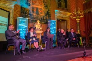 La Capitale è divenuta il cuore del dialogo mondiale tra etica, scienza e spiritualità, ospitando la decima edizione del World Changers Summit, organizzato dall’Istituto di Studi Avanzati e Cooperazione (IASC) sotto la guida del suo Presidente, Prof On the stage