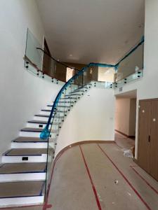 Curve frameless glass railing
