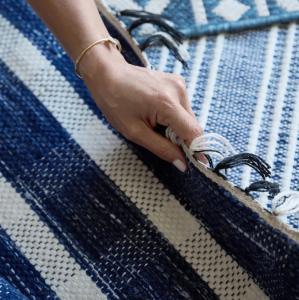 Blue and white rugs with geometric patterns for modern living rooms