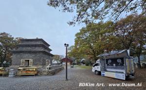 Korean artist BDKim (Kim Dae-Yong) has unveiled a special project titled “Dancing Flags of Peace,”celebrating world peace and the upcoming 2025 APEC Summit, announced on October 22 through his official website BDKim_Art_Gyeongju