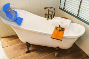 The Porto by Lavnlux® – Elegant Bathroom Display
