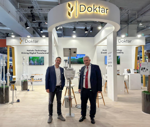 Trapview, leader mondiale nel monitoraggio e nella previsione automatizzata dei parassiti, e Doktar, azienda olandese specializzata in tecnologia e intelligence agricola che fornisce soluzioni digitali per promuovere la sostenibilità, l'agricoltura rigenerativa e la biodiversità, sono lieti di annunciare una partnership strategica nel campo del monitoraggio e della previsione automatizzata dei parassiti Co-founder of Doktar, Selim Ucer, together with Dejan Jančič, CEO of Trapview Group.