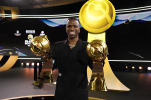 24120252 vinicius jr lifting his trophie