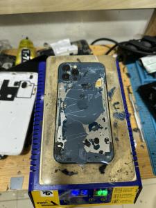 image d(un telephone entraine d'etre réparer