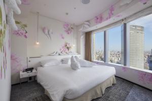Park Hotel Tokyo Unveils its 50th Artist Room 'Utopia in Japan' - An Ideal Space with Cherry Blossoms and Parakeets 19 Park Hotel Tokyo_pic1