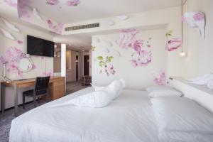 Park Hotel Tokyo Unveils its 50th Artist Room 'Utopia in Japan' - An Ideal Space with Cherry Blossoms and Parakeets 21 Park Hotel Tokyo_pic3