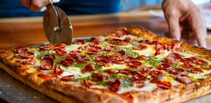 CUTTING PIZZA