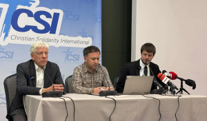 Conférence de presse à Erevan: John Eibner, président international de CSI, l’interprète et Joel Veldkamp, responsable du plaidoyer international de CSI. Photo : CSI