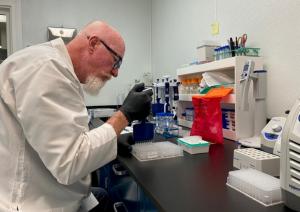 Steve Evans working in the lab at NCI.