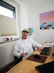 Dimitrios Zachos, født ved den mytiske gudenes fjell, Olympen, på sitt kontor.