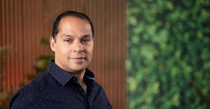 24275486 professional portrait man indoo