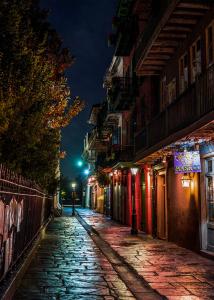 As winter visitor activity increases, New Orleans is offering a broadened selection of holiday ghost tours designed to highlight the city’s architecture, cultural history, and longstanding folklore