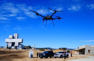 From the bed of a pickup truck, the new Naval Postgraduate School c-UAS system tracked drones used by other experimenters at JIFX. A sensor platform developed by Mara used short-range acoustic and electro-optical/infrared (EO/IR) sensors to detect the drones.