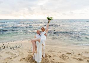 Holiday "Yes" to Hawaii "I Do": Kona Wedding Officiant Guides Newly Engaged Couples from Proposal to Beachfront Vows