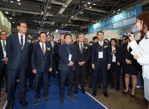 World Hydrogen Expo 2025 Opens, Aiming to Become a Global Hydrogen Cooperation Platform 23 Invited high officials touring the showfloor