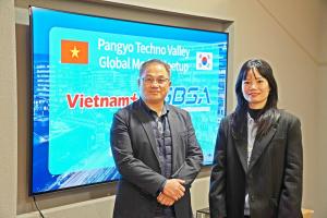 (From left) Sang Sung Lee, Team Leader of the Pangyo Techno Valley Team, and Hoang Phuong Trang, Deputy Editor of VietnamPlus