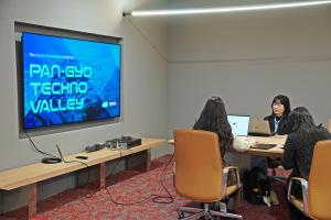 Pangyo Techno Valley officials introduced their facility to Deputy Editor Hoang Phuong Trang