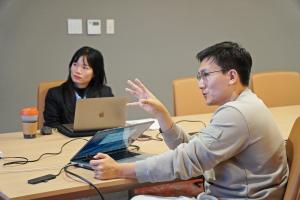 Director George Jeong (right) introduces Minimap to Deputy Editor Hoang Phuong Trang (left)