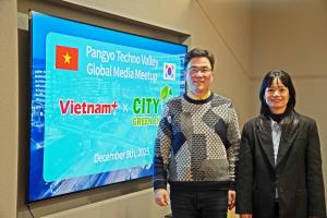 (From left) Sungmin Cho, Vice President of CityGreenEnergy, and Hoang Phuong Trang, Deputy Editor of VietnamPlus