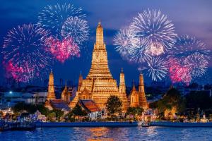 As the New Year holiday season approaches, Thailand tourism continues to attract a growing number of international travelers seeking leisure, culture, and convenience Fireworks over Bangkok during the New Year, reflecting peak travel season in Thailand as hands-free travel emerges as a key travel trend for visitors in 2026.