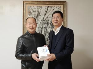 President Yuanjun Luo of Sinomedia International Group with Zhang Jianmin, Consul General of the People's Republic of China in San Francisco