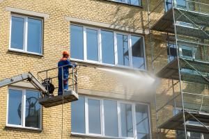 Fassadenklar, ein führender Anbieter für Fassadenreinigung in Deutschland, präsentiert zum Jahreswechsel 2026 eine umfassende Neuausrichtung der Gebäudepflege Facade cleaning yellow bricks on a home. Nano Banana AI-generated image