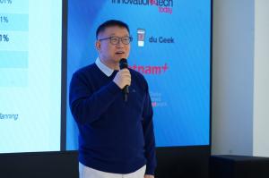  AJ2 CEO Gil Soo Jung presents their technology at the Meetup.