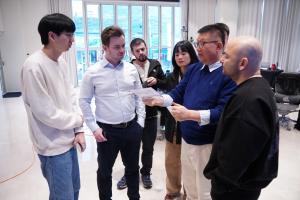 AJ2 CEO Gil Soo Jung introduces the company’s technology to journalists from five countries
