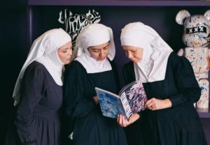 three sisters reading