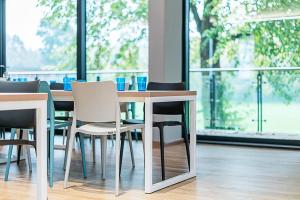 Mehrere PAPATYA JOY Stühle in einer medizinischen Wartezone