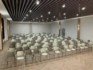 Reihenbestuhlung mit PAPATYA JOY Stühlen in einem öffentlichen Innenraum