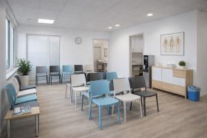Praxiswartezone mit PAPATYA JOY Stühlen