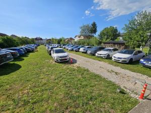 ZONA parking je ograđen sa svih strana, ima video nadzor i fizičku zaštitu.
