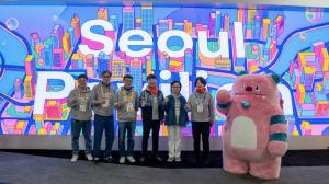 Group photos of officials at the Seoul Pavilion Opening Ceremony