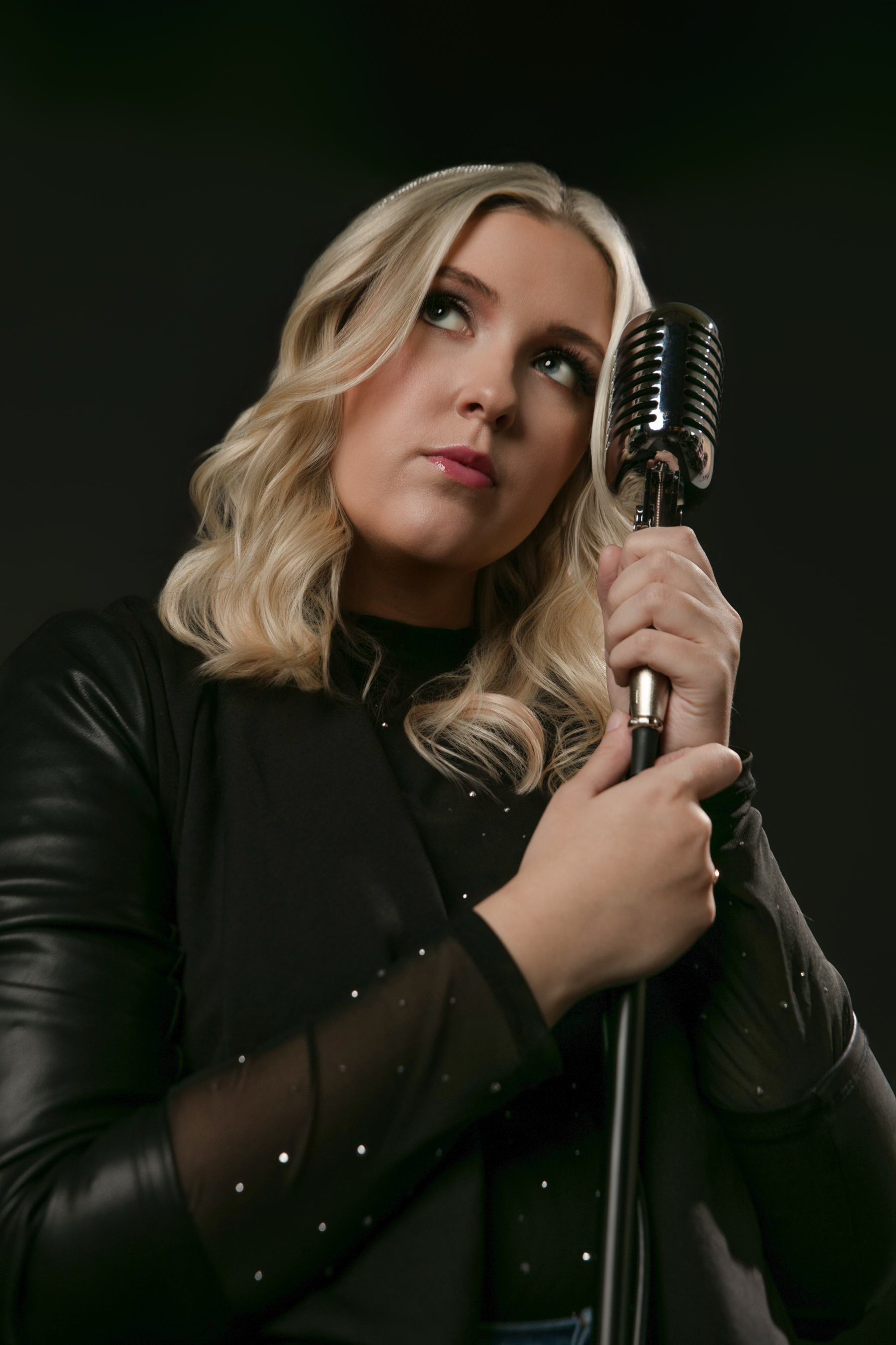 Singer/Songwriter Hailey Newman releases new hit Single ‘Out Of Touch’